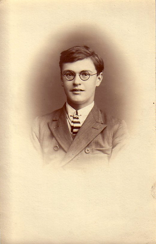 Photo en noir et blanc du jeune homme.
