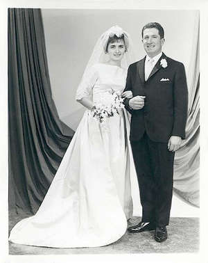 Portrait noir et blanc des mariés le jour du mariage.