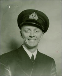 Le jeune John en tenue militaire et casquette.