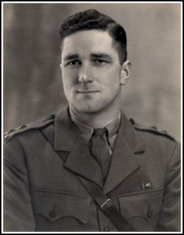 Portrait du jeune Walter en tenue militaire.