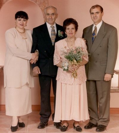 Portrait de famille coloré de Luigi et de sa sœur adultes, avec leurs parents entre eux.