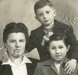 Photo de passeport d’une femme et de deux enfants, avec des marques de timbre dessus.