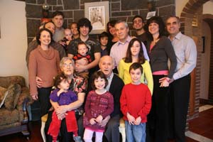 Photographie couleur récente de trois générations de la famille Petti.