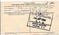 Carte d’identité de l’immigration avec un timbre canadien dessus.