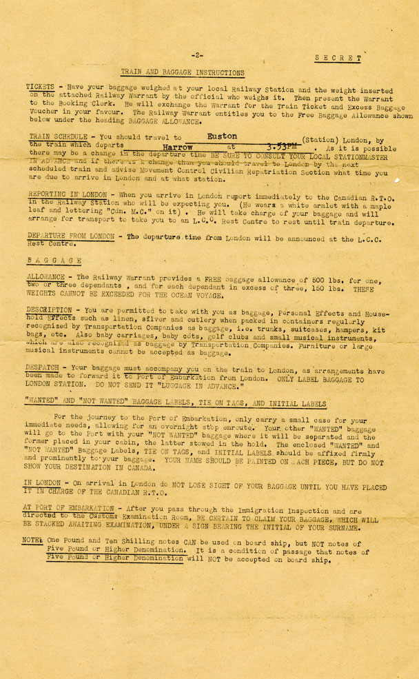 Le train et des instructions de Bagages, la lettre d'informations quant au train voyagent à la destination.