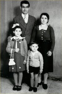 Portrait de père, mère et jeune fille et fils.