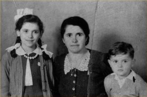 Maria, fille avec des rubans dans les cheveux d’un côté, jeune fils de l’autre côté.