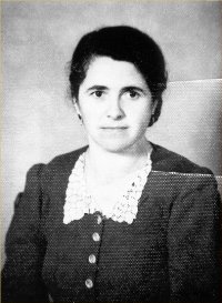 Portrait de Maria en jeune femme, robe à col froncé.