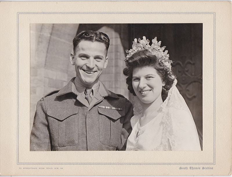 Des mariés le jour de leur mariage.
