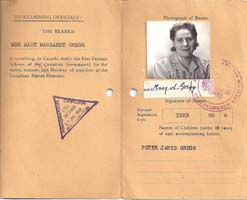 Partie du document de voyage avec photo de la jeune Mary.