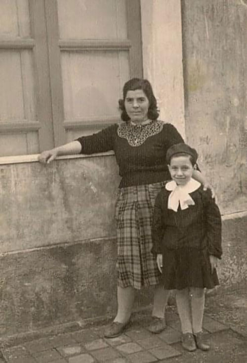 Image d’archives de la Sicile des années 1950; un jeune garçon en uniforme scolaire et sa mère.
