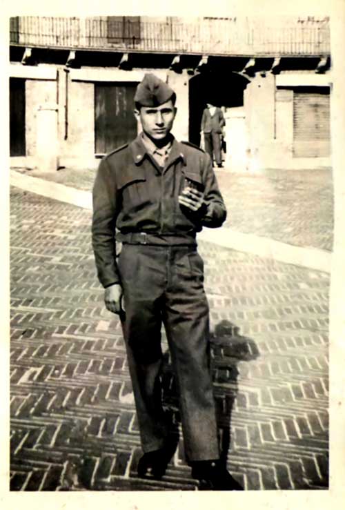 Un jeune homme en uniforme militaire pose pour un portrait.