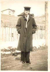 Jeune homme en pardessus et bonnet de marin.