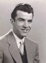 Portrait de Nicola souriante, en costume et cravate.