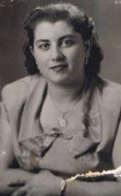 Portrait du torse supérieur de Franca, les bras croisés.