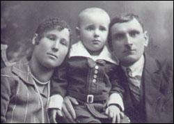 Portrait de la mère et du père avec un bébé entre eux.