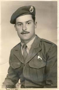Le jeune Nikolas en uniforme, un béret sur la tête et portant une moustache.