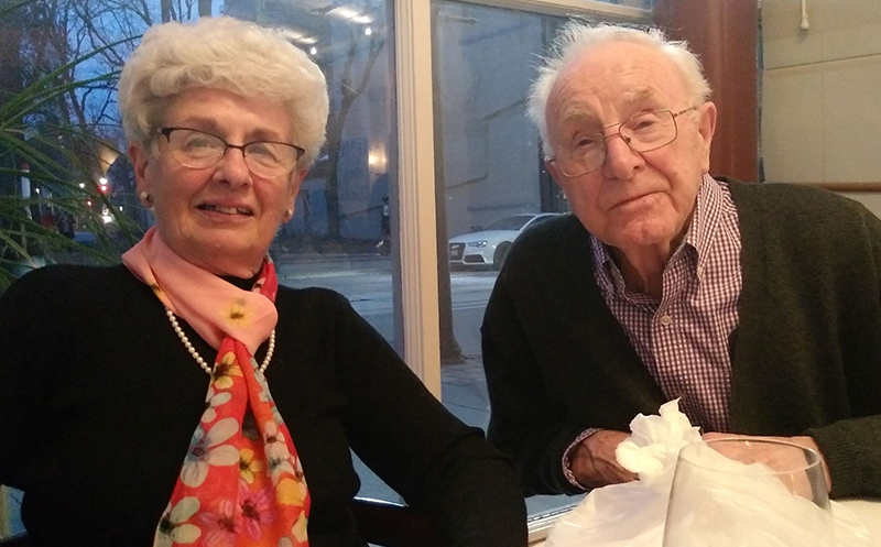 Un homme et une femme plus âgés sourient à la caméra.