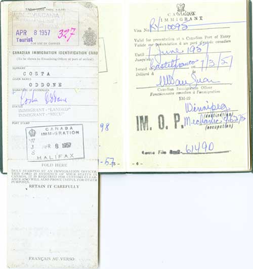 Vieille carte d’immigrant canadienne, avec des dates estampées et l’information du détenteur.