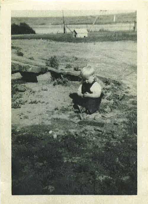 Clifford devant la maison, Riverhurst - 1946
