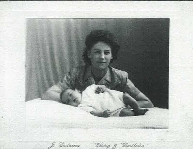 Phyllis Irene West et son fils Clifford - 9 avril 1946, 7 semaines