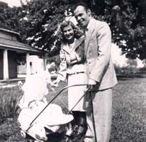 Jeune Ilse et Pino, poussant une poussette.