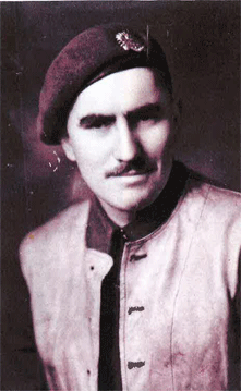 Portrait du jeune Arthur portant un béret militaire.