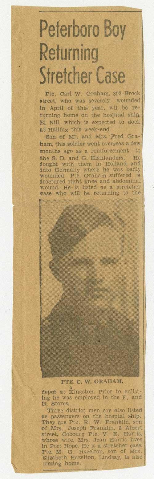 Coupure de journal avec le titre Peterboro Boy Returning Stretcher Case.