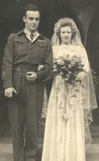 Le jeune Clarence et Joan, le jour de leur mariage.