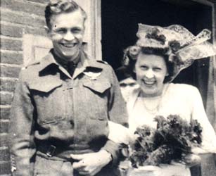 Kenneth et Betty le jour de leur mariage devant l’église.