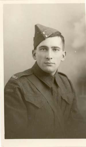 Vieux portrait du jeune Langille, en tenue militaire et portant une casquette.