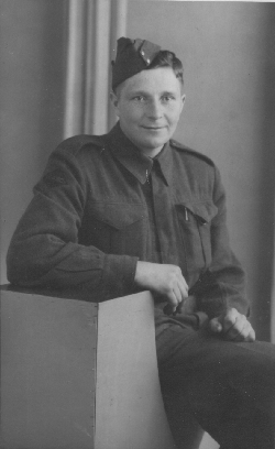 Photographie d’armée du jeune Norman, assis et portant l’uniforme.