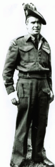 Le jeune Charles en uniforme.