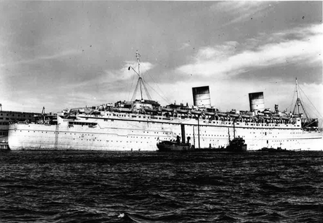 L’énorme bateau, Queen Elizabeth, vu à partir d’un autre bateau à quai à Halifax.