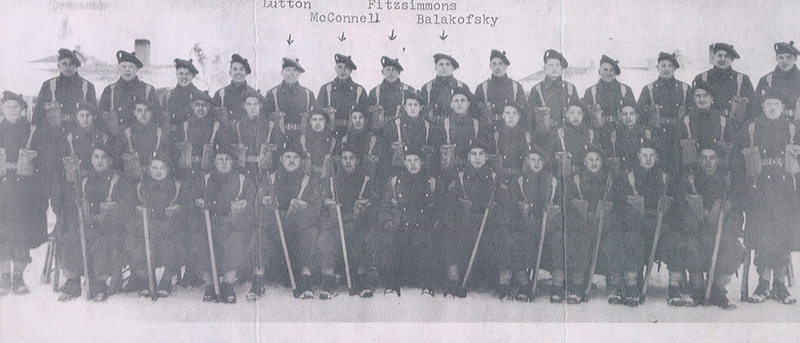 Très grand groupe d’hommes en uniforme militaire, quatre noms ont été ajoutés pour l’identification.