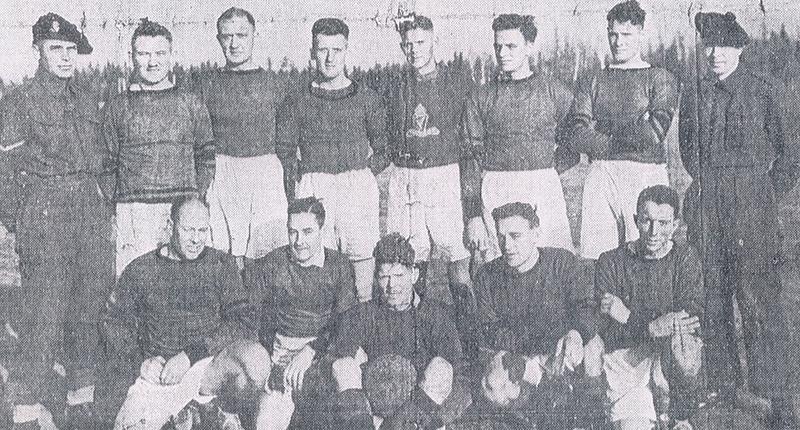 Un groupe d’hommes en tenue sportive pose pour la caméra.