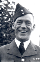 Arthur souriant en uniforme et cap aslant sur la tête.