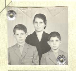 Photographie de famille pour passeport, femme en noir un garçon de chaque côté.
