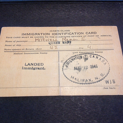 Carte d’identité d’immigration port d’arrivée avec le timbre d’atterrissage et les détails des passagers.