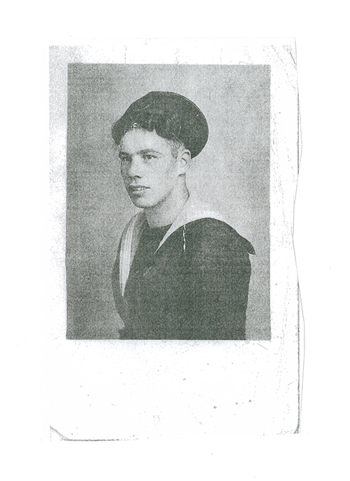 Vieille photo d’un jeune homme en uniforme.