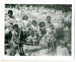 Vieille photographie de famille en noir et blanc prise à l’extérieur.