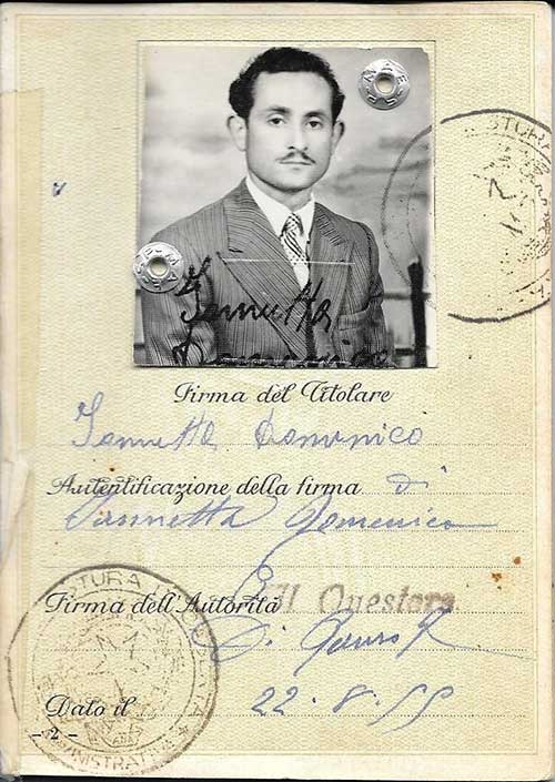 Vieux passeport du jeune homme.