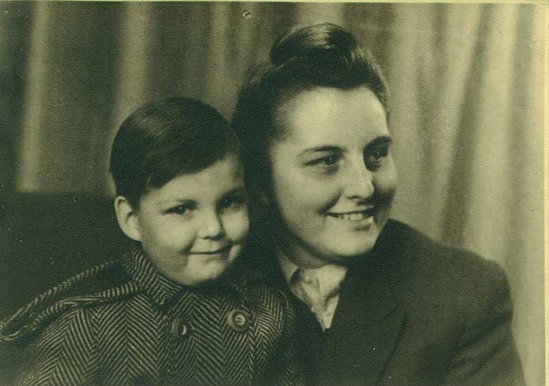 Photo noire et blanche de petit garçon et femme