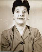 La tête et les épaules de Sadie, les cheveux en l’air avec des boucles d’oreilles dorées.