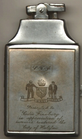 Vieux briquet, le nom Sadie Fineberg gravé comme présentation.