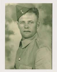 Portrait du jeune Thomas dans son uniforme et sa casquette.