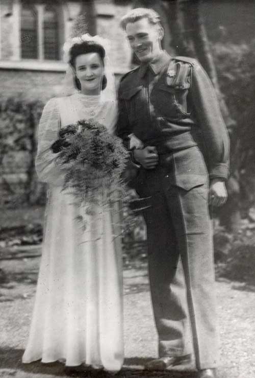 Un couple de mariés le jour de leur mariage.