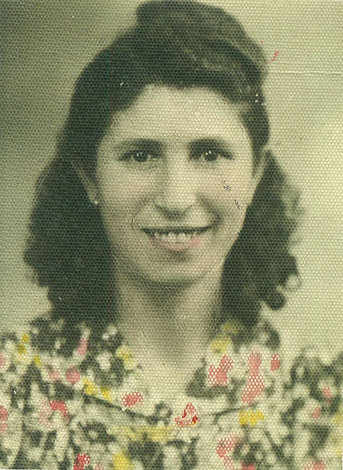 Teresa dans une belle fleur imprimée haut et souriant pour la caméra.
