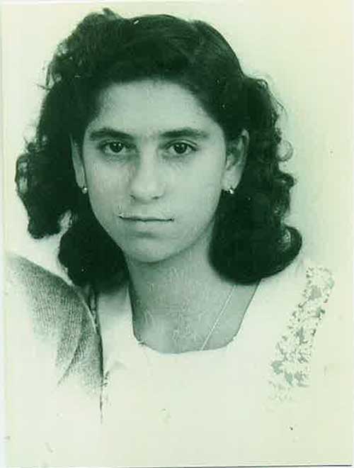 Portrait de jeune fille avec des cheveux de longueur d’épaule et de petites boucles d’oreilles.