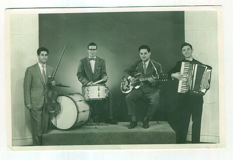 Une photographie professionnelle d’un groupe de quatuor musical.